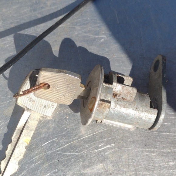 VintageFord& Chrysler Ignition Metal Keys and Lock Set - Picture 2 of 4